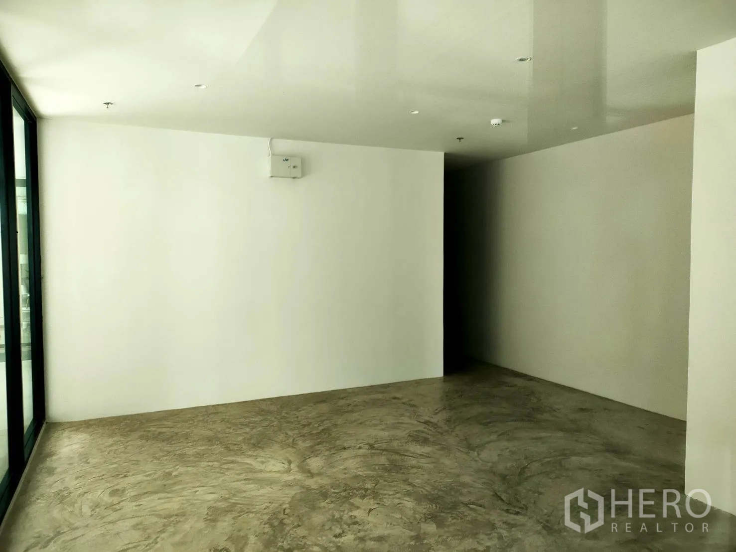 พื้นที่ขายปลีก ให้เช่าในKhlong Toei, Bangkok - ภายในโล่งผนังสีขาว พื้นคอนกรีตขัดมัน พร้อมตกแต่งได้ตามต้องการ