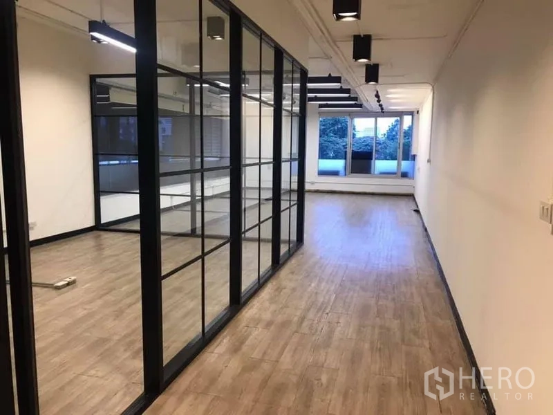 สำนักงาน ให้เช่าในKhlong Toei, Bangkok - ออฟฟิศแปลนเปิด มีห้องประชุมกระจก พื้นลายไม้ ไฟราง และหน้าต่างบานกว้าง