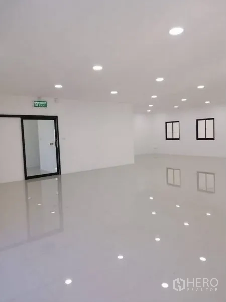 Warehouse for rent in Bang Phli, Samut Prakan - Spacious white office room with LED lights, sliding glass door and windows.