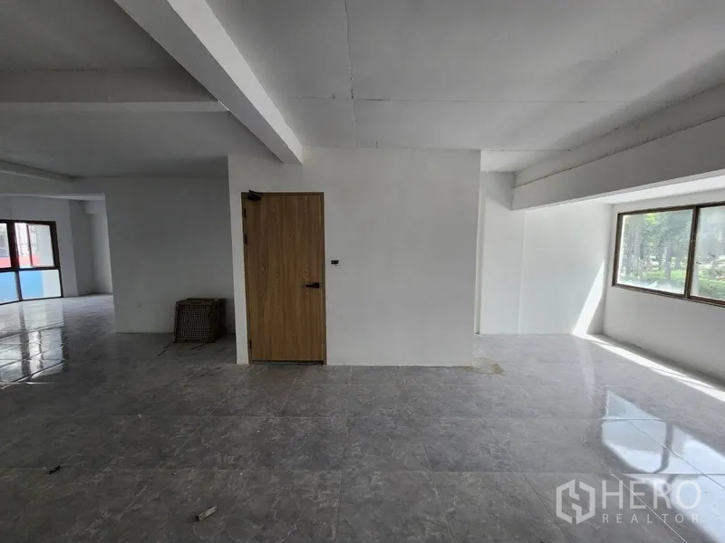 零售空间 出租在Pathum Wan, Bangkok - 开阔的开放式零售层，白墙、瓷砖地面与大窗户。