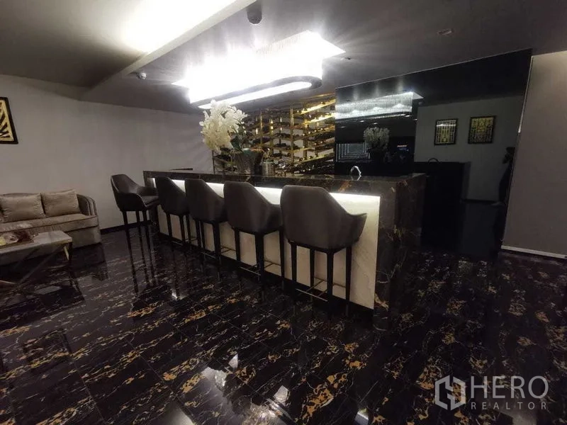 คอนโด ให้เช่าในRatchathewi, Bangkok - บาร์ส่วนกลางท็อปหินอ่อน พร้อมเก้าอี้สูงเรียงยาว