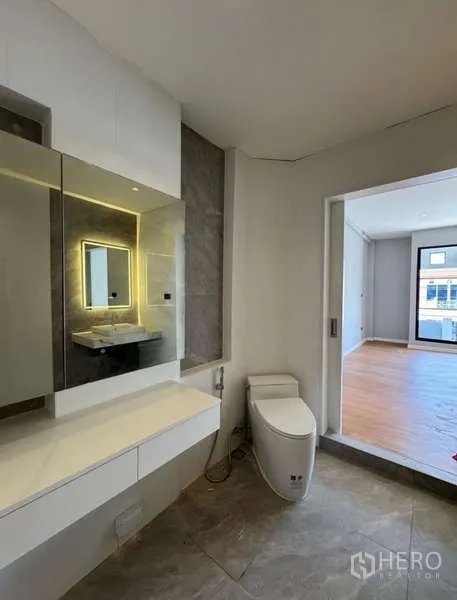联排别墅 出租或出售在Prawet, Bangkok - 套内卫浴，悬浮台盆、智能马桶，通向卧室