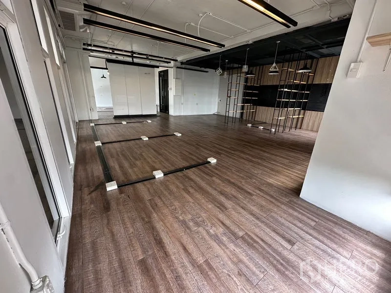 办公空间 出租在Watthana, Bangkok - 宽敞开放办公区，轨道灯、深色木地板、地面插座盒和置物墙。