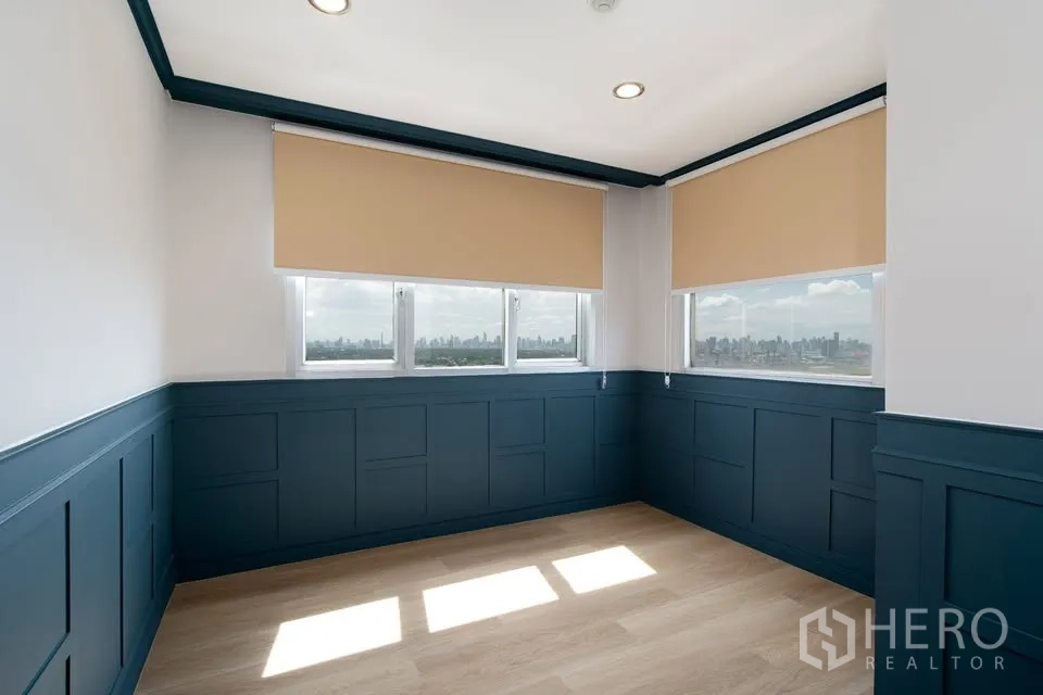 คอนโด ขายในBang Na, Bangkok - ห้องมุมกรุบัวสีน้ำเงิน หน้าต่างรอบด้าน ม่านม้วน และวิวเมืองกว้าง