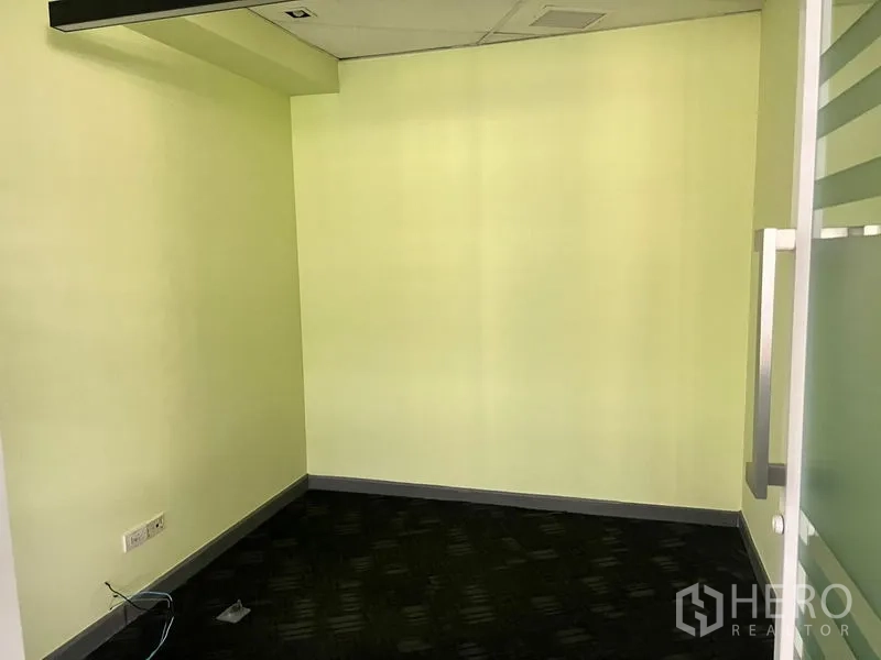 Office Space for rent in Khlong Toei, Bangkok - Compact private room with pale green walls and a frosted glass door inside the office.