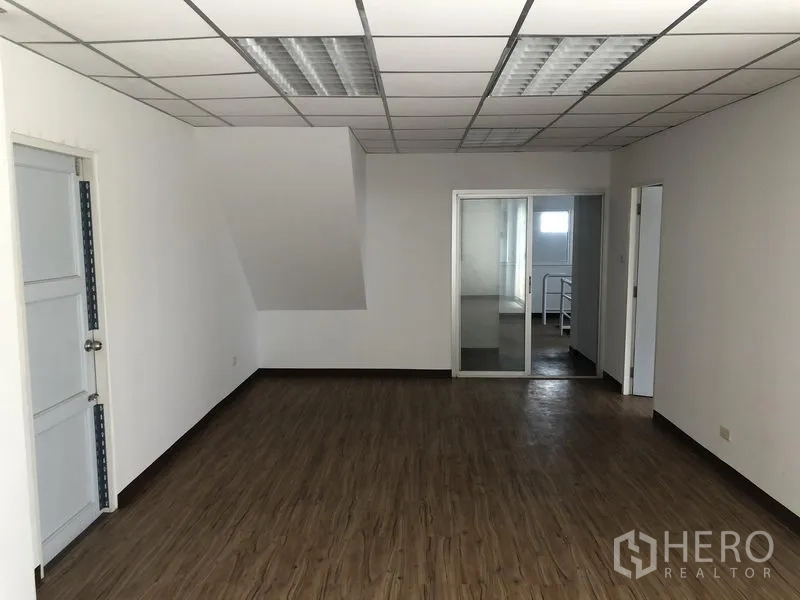 工厂 出租或出售在Bang Lamung, Chon Buri - 明亮办公室，滑动玻璃门、复合地板和多盏顶灯。