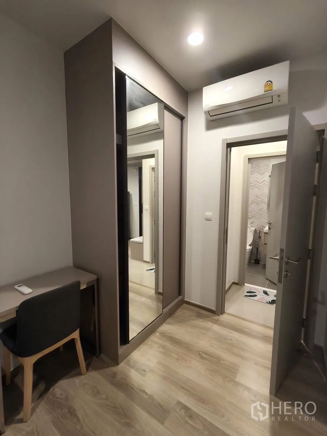 คอนโด for rent in Khlong Toei, Bangkok - โถงห้องนอนที่สองพร้อมโต๊ะทำงาน ตู้เสื้อผ้าบานเลื่อนกระจก แอร์ และประตูสู่ห้องน้ำ