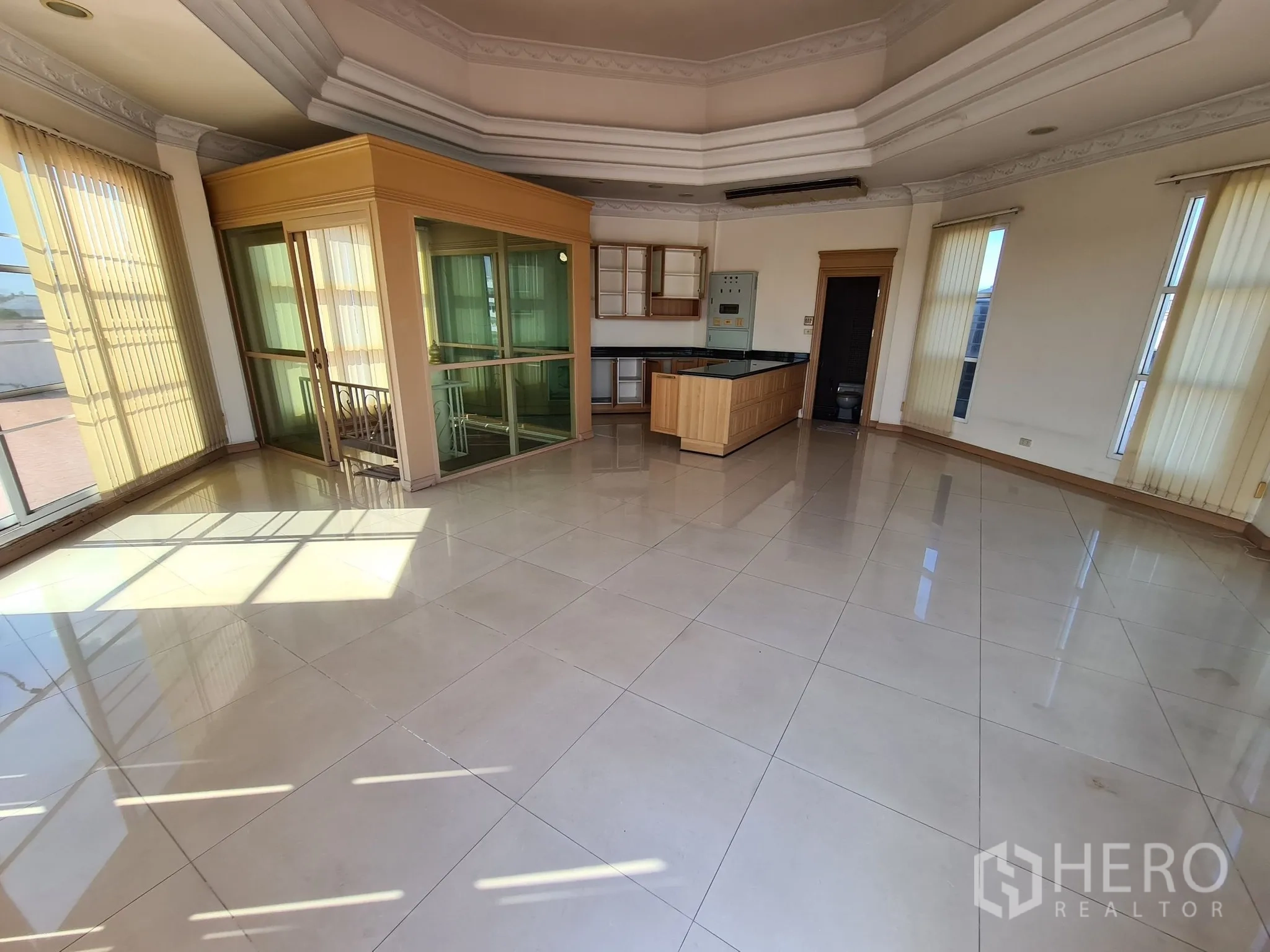 บ้าน ขายในChatuchak, Bangkok - ห้องชั้นเพนต์เฮาส์ ผนังกระจกโดยรอบ มีมุมแพนทรี่ และทางออกดาดฟ้า