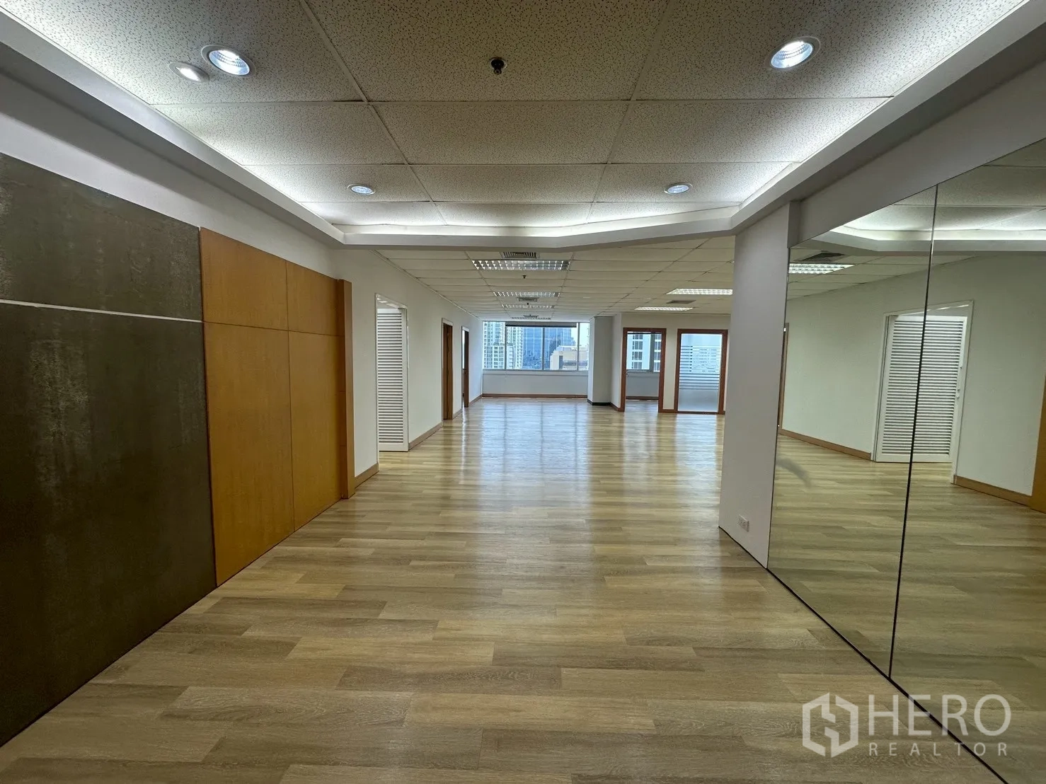 สำนักงาน ให้เช่า - สำนักงานตกแต่งใหม่ พื้นลามิเนต ผนังกระจกเงา มองเห็นวิวเมือง