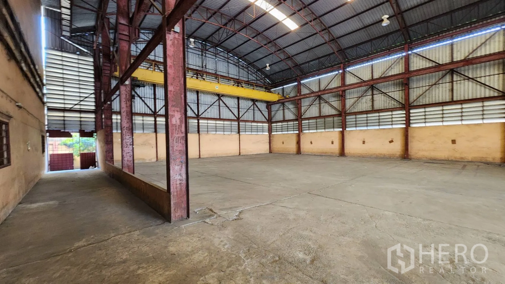 货栈 出租在Nonthaburi - 室内一角，带抬高装卸平台与大型卷门。