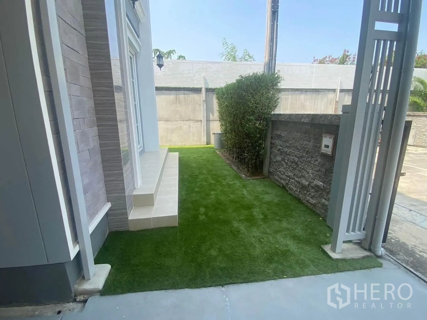 Detached House for rent in Mueang Samut Prakan, Samut Prakan - Small front garden near the gate with steps to the house.