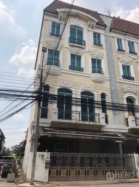 ทาวน์เฮาส์ ให้เช่าในChatuchak, Bangkok - ทาวน์เฮ้าส์หลายชั้นด้านหน้าแบบซุ้มโค้ง มีระเบียงและที่จอดรถหน้าบ้าน ในย่านจตุจักร กรุงเทพฯ