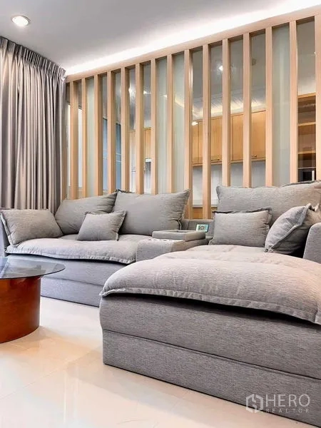 公寓 出租 - 灰色转角沙发特写，旁有格栅隔断。