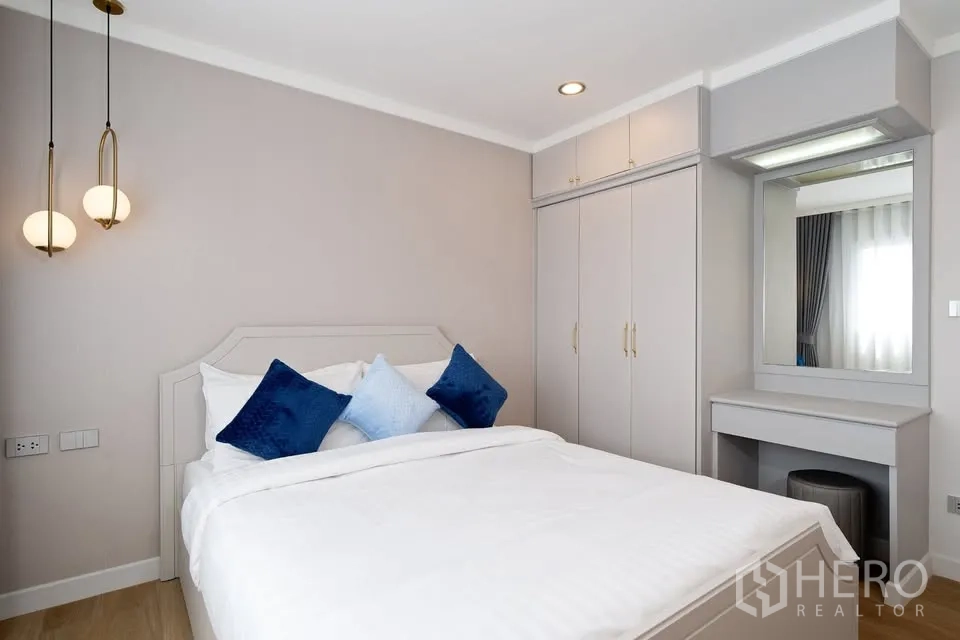 คอนโด ขายในBang Na, Bangkok - ห้องนอนมีตู้บิวท์อิน โต๊ะเครื่องแป้ง โทนสีเทาอ่อน และโคมแขวน