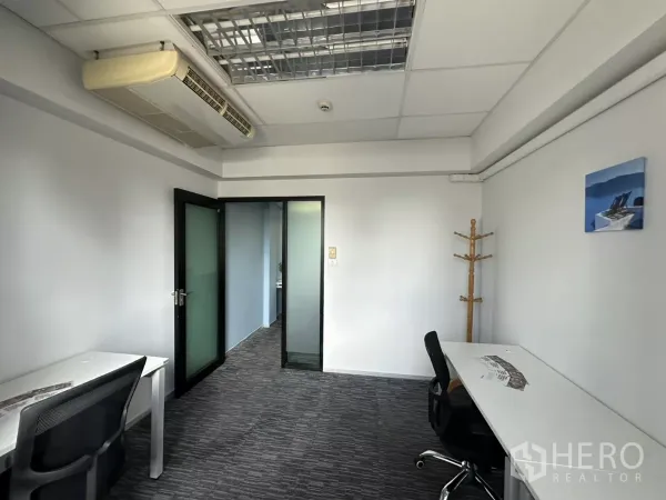 办公空间 出租在Watthana, Bangkok - 紧凑的独立房间，配书桌、网面椅、磨砂玻璃门与吊顶空调。