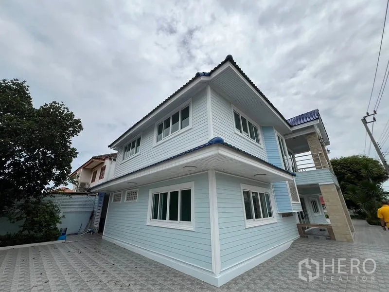 บ้าน ขายในMin Buri, Bangkok - ด้านหลังและด้านข้างของตัวบ้านสองชั้นและลานจอดรถ