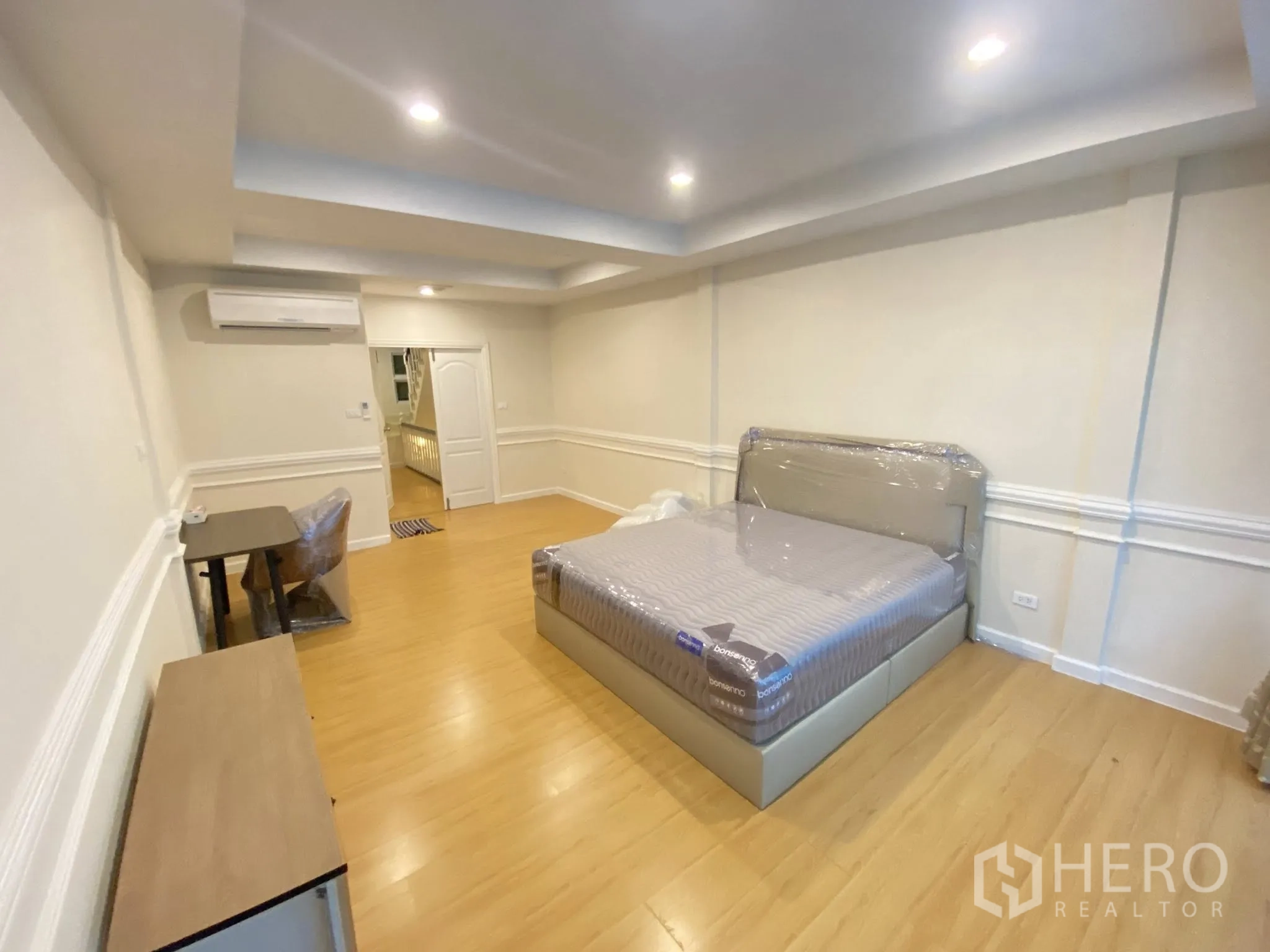 Home Office for rent in Pathum Wan, Bangkok - Large bedroom with recessed lighting, air conditioning, and work desk space.