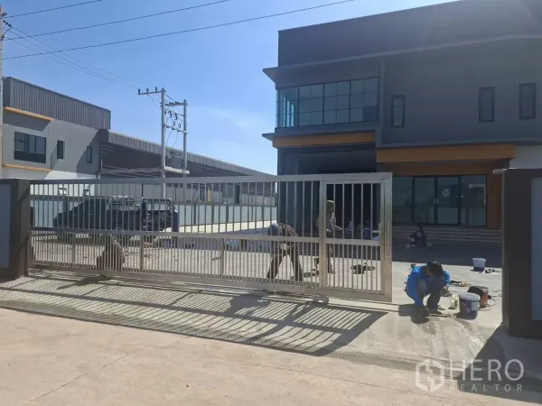 工厂 出租在Mueang Samut Sakhon, Samut Sakhon - 位于Mueang Samut Sakhon的现代化工厂，带两层办公室与宽型滑动大门。