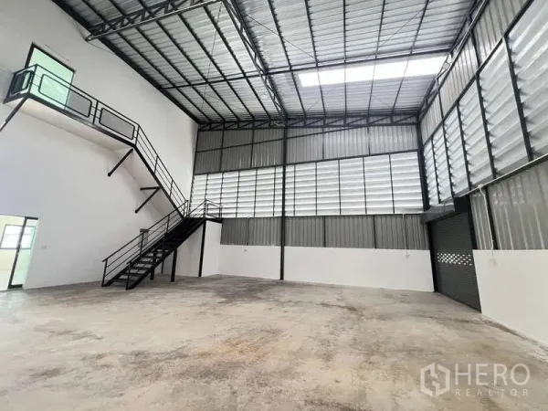 คลังสินค้า ให้เช่าหรือขาย - โถงภายในมีบันไดขึ้นเมซานีน ผนังระบายอากาศ และประตูม้วนบานใหญ่