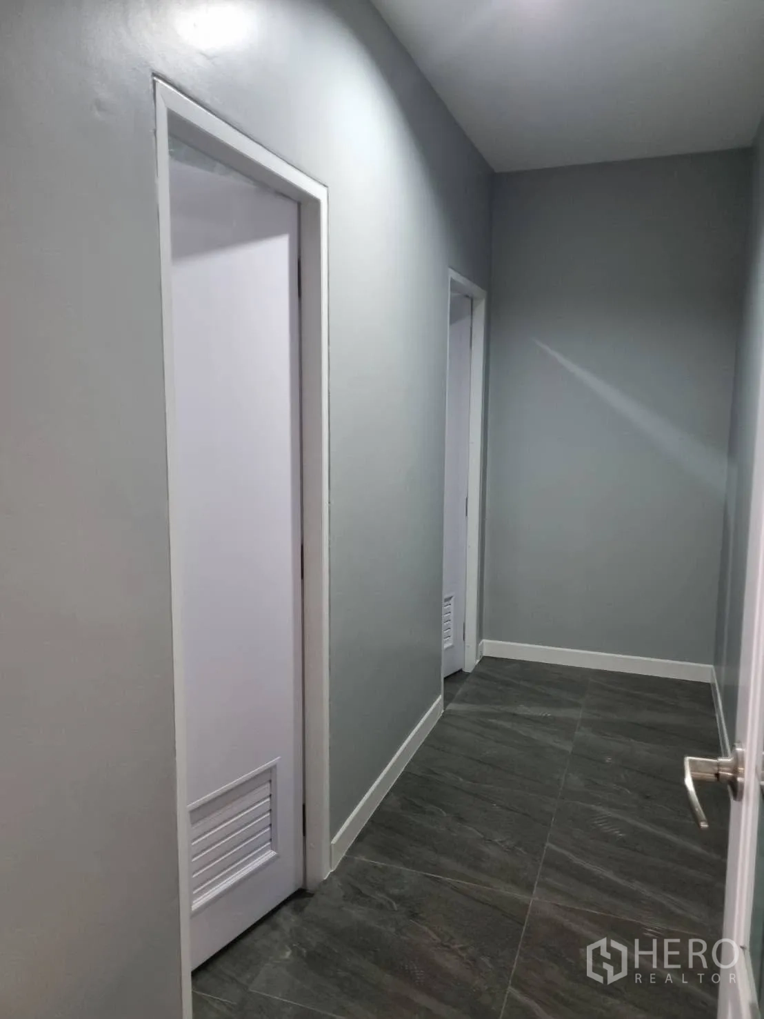 Warehouse for rent in Thepharak, Nakhon Ratchasima - Corridor linking the office area to the warehouse with door open.