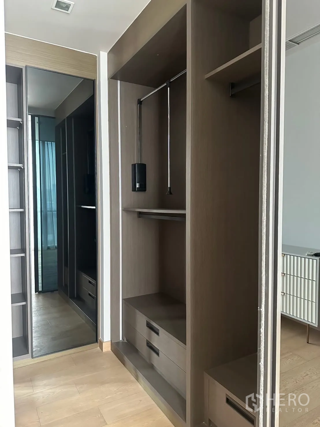 Condominium for rent or sale in Watthana, Bangkok - Walk-in closet with built-in wardrobes and full-height mirror.