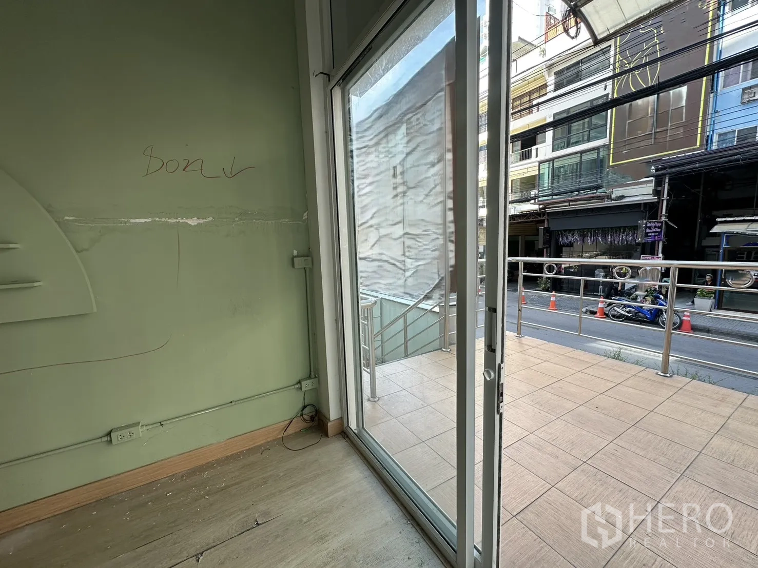 Retail Space for rent in Khlong Toei, Bangkok - Sliding glass door opening to a small tiled terrace overlooking the street.