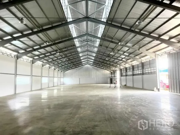 คลังสินค้า ให้เช่าในMueang Samut Prakan, Samut Prakan - ภายในโกดังโล่ง พื้นคอนกรีตขัดมัน หลังคาโครงเหล็กสูง