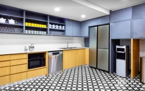 สำนักงาน ให้เช่าในKhlong Toei, Bangkok - แพนทรีส่วนกลาง ชั้นเปิด ซิงก์ เครื่องล้างจาน ตู้เย็น และพื้นกระเบื้องลายเรขาคณิต