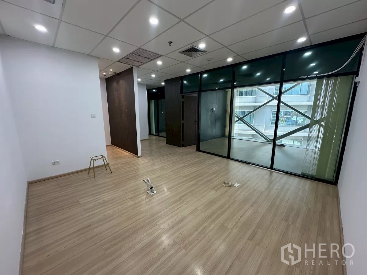 สำนักงาน ให้เช่าในWatthana, Bangkok - พื้นที่ทำงานเปิดโล่ง พื้นไม้ ผนังกระจกเต็มบาน และไฟฝ้าทีบาร์