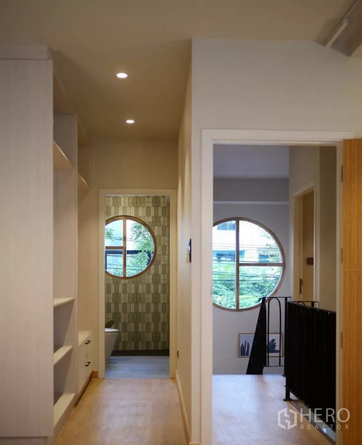 ทาวน์เฮาส์ ให้เช่าในWatthana, Bangkok - โถงชั้นบนมีหน้าต่างวงกลม ตู้เก็บของบิลท์อิน และมุมห้องน้ำ