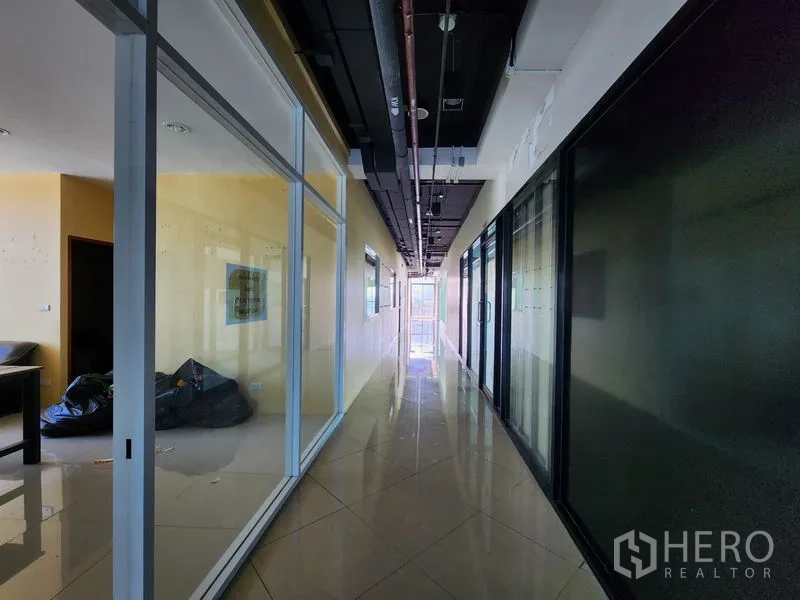 พื้นที่ขายปลีก ให้เช่าในBang Rak, Bangkok - โถงทางเดินติดผนังกระจกตลอดแนว พื้นเงางาม