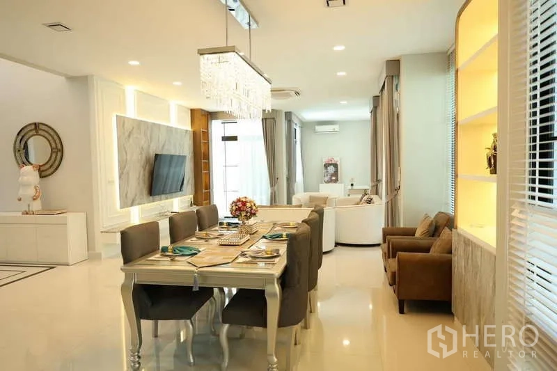 独立式住宅 出租或出售在Saphan Sung, Bangkok - 开放式客餐厅，水晶吊灯与大理石电视墙