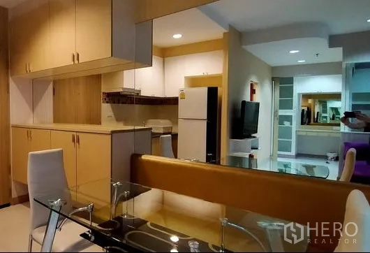 คอนโด ให้เช่าในPhaya Thai, Bangkok - มุมทานอาหารและครัวแบบเปิด โต๊ะกระจก ตู้เก็บของไม้ และไฟดาวน์ไลท์