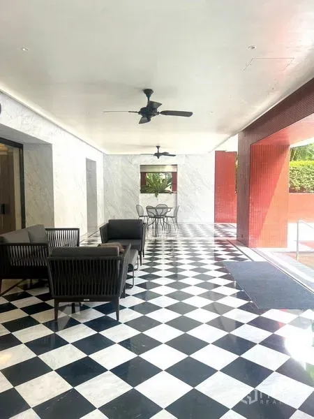 คอนโด ขายในPathum Wan, Bangkok - พื้นที่นั่งเล่นส่วนกลางแบบมีหลังคา พัดลมเพดาน พื้นกระเบื้องตาราง มองเห็นพื้นที่สีเขียว