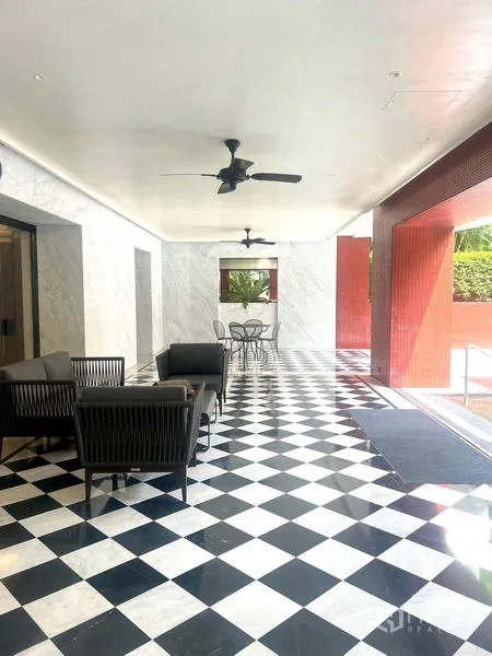 คอนโด ขายในPathum Wan, Bangkok - พื้นที่นั่งเล่นส่วนกลางแบบมีหลังคา พัดลมเพดาน พื้นกระเบื้องตาราง มองเห็นพื้นที่สีเขียว