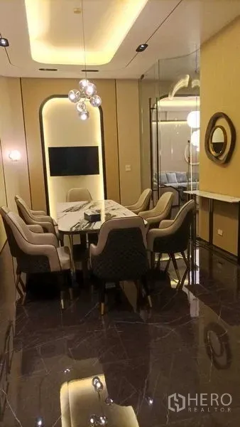 零售空间 出租 - 精装会议室，配大理石桌、软包座椅、电视与玻璃隔断。