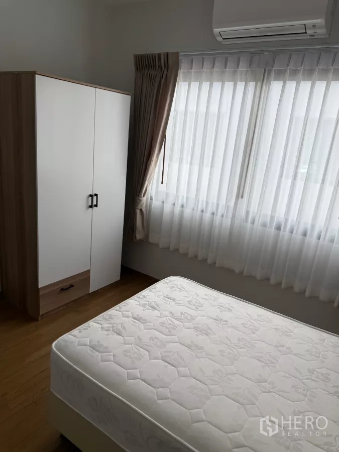 Townhouse for rent or sale in Bang Phli, Samut Prakan - Guest bedroom with wardrobe, single bed and wide windows.