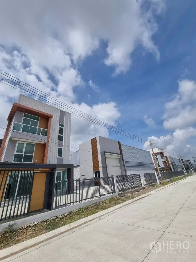 คลังสินค้า ขายในLam Luk Ka, Pathum Thani - แถวโฮมออฟฟิศติดโกดังหลังใหม่ตลอดแนวถนนกว้าง