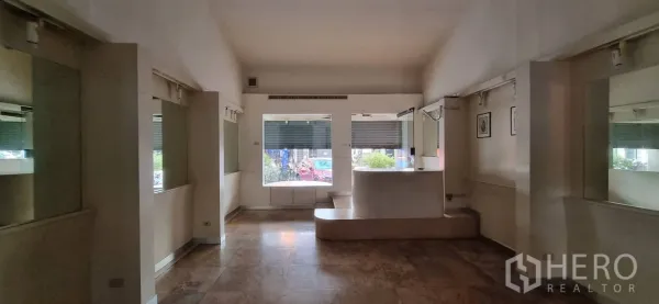 店屋 出租或出售在Bangkok - 面向街道的开放式展厅，落地橱窗与中央服务台。