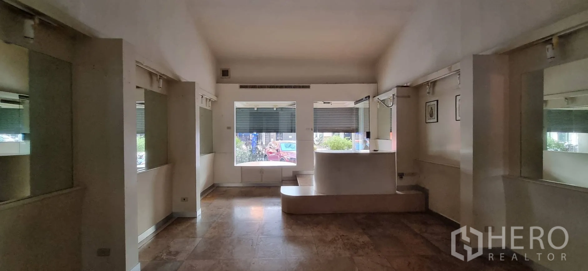 店屋 出租或出售在Bangkok - 面向街道的开放式展厅，落地橱窗与中央服务台。