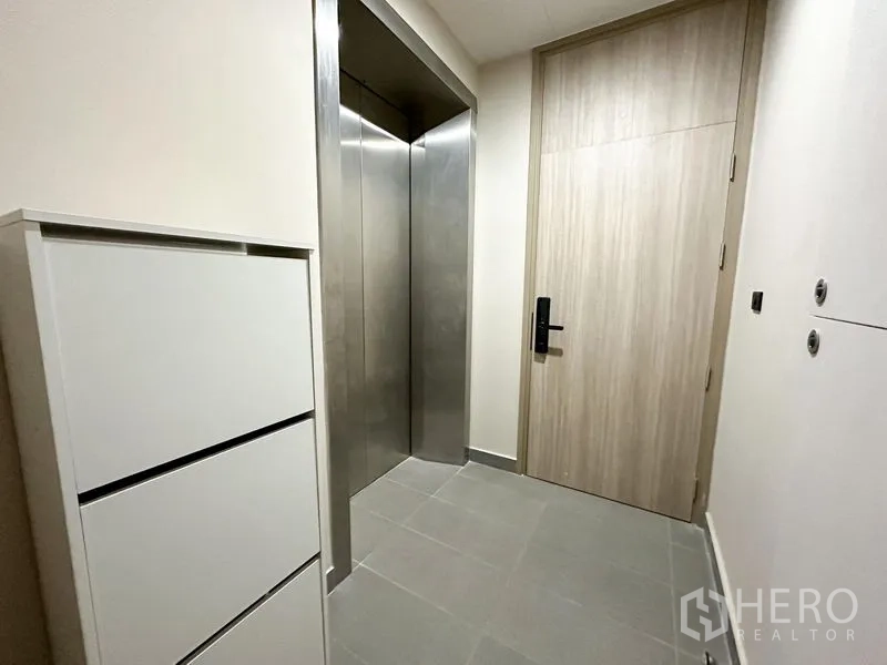 คอนโด ให้เช่าในPathum Wan, Bangkok - โถงลิฟต์ส่วนตัว พร้อมลิฟต์สแตนเลสและประตูเข้าห้องแบบรักษาความปลอดภัย