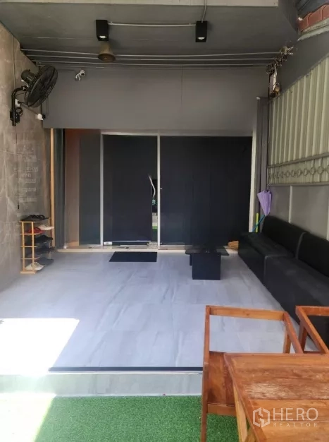 อาคารพาณิชย์ ให้เช่าในKhlong Toei, Bangkok - เฉลียงหน้าร้านมุงหลังคาพื้นกระเบื้องสีเทา ประตูกระจกบานเลื่อนและมุมที่นั่ง