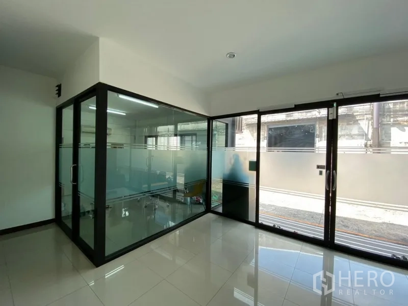 工厂 出租在Phra Pradaeng, Samut Prakan - 玻璃隔断会议室紧邻接待区，自然采光充足。