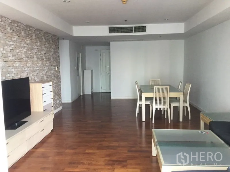 คอนโด ให้เช่าในKhlong Toei, Bangkok - โซนรับแขกและทานอาหารพื้นไม้ มีชั้นวางทีวีและโต๊ะอาหาร 4 ที่นั่ง