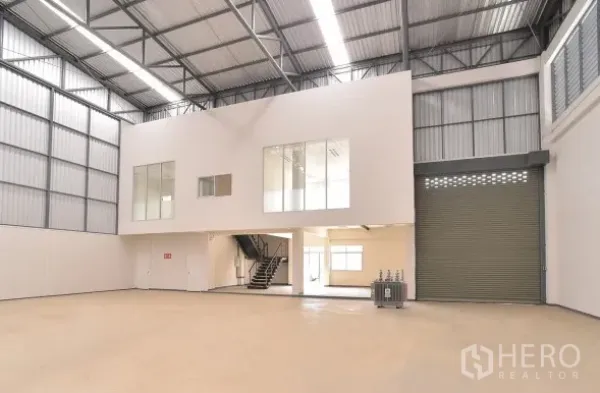 工厂 出租在Phra Nakhon Si Ayutthaya - 带夹层办公室的仓库作业区，配大型自动卷闸门与明亮装卸空间。