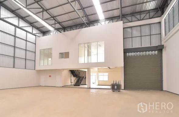 工厂 出租在Phra Nakhon Si Ayutthaya - 带夹层办公室的仓库作业区，配大型自动卷闸门与明亮装卸空间。