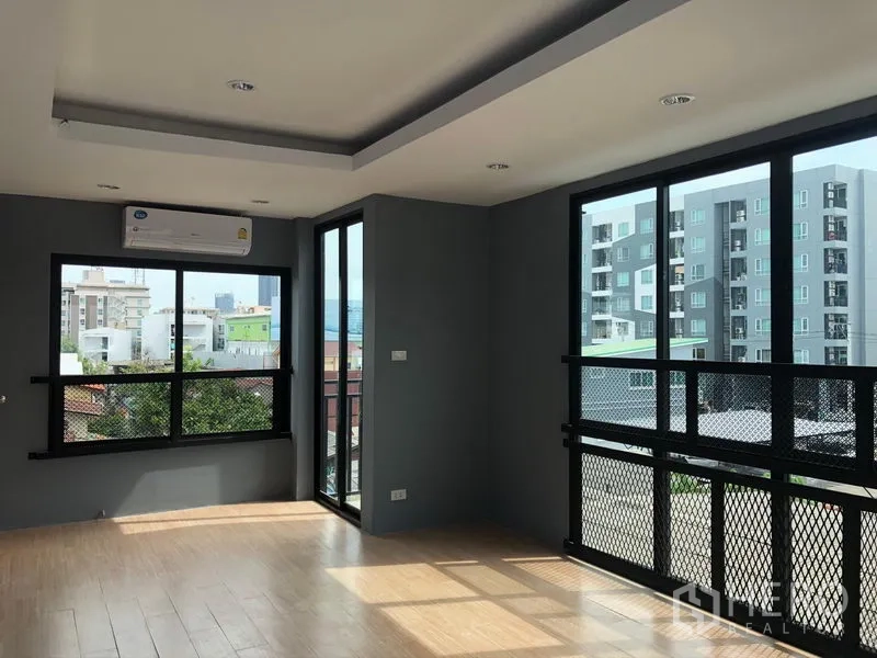 สำนักงานที่บ้าน ให้เช่าในSuan Luang, Bangkok - ห้องมุมรับแสงสว่าง พื้นลายไม้ หน้าต่างบานใหญ่เห็นวิวอาคารเมือง