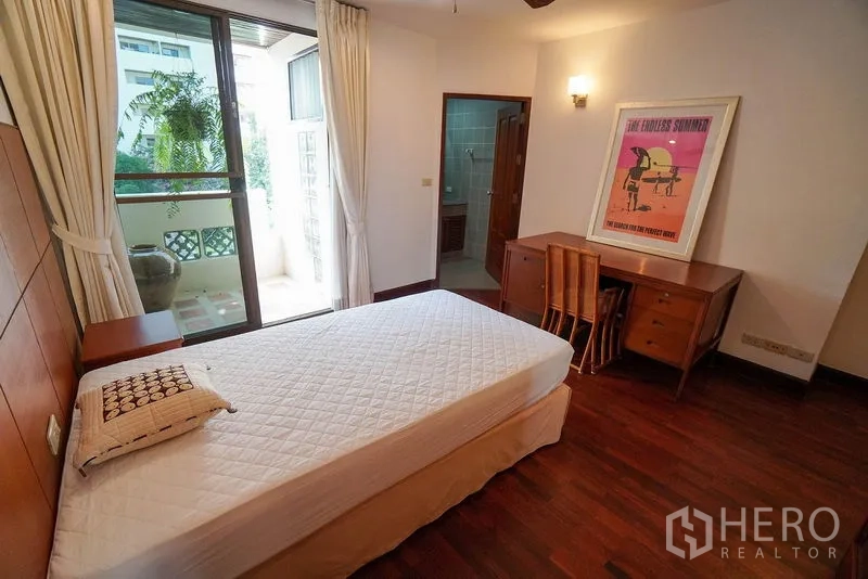 อพาร์ทเมนท์ ให้เช่าในWatthana, Bangkok - ห้องนอนรองสว่าง พร้อมโต๊ะทำงาน ระเบียงส่วนตัว และทางเข้าห้องน้ำ