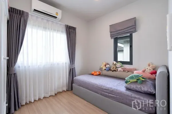 独立式住宅 出租在Bang Phli, Samut Prakan - 次卧配单人床、空调与双窗，窗帘齐全。