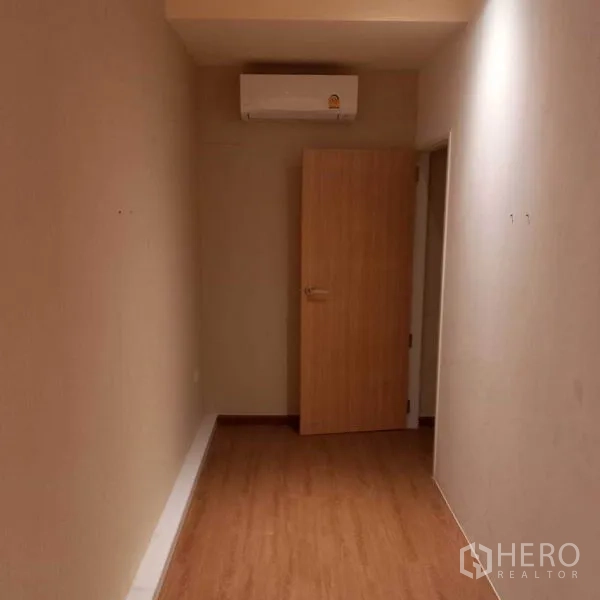 อาคารพาณิชย์ ให้เช่าในWatthana, Bangkok - ห้องทำงานหรือเก็บของทรงยาว พื้นไม้ และแอร์ผนัง